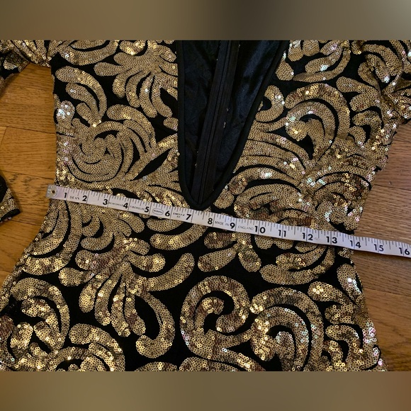 NWOT low v neck sequined romper size L - Picture 11 of 15